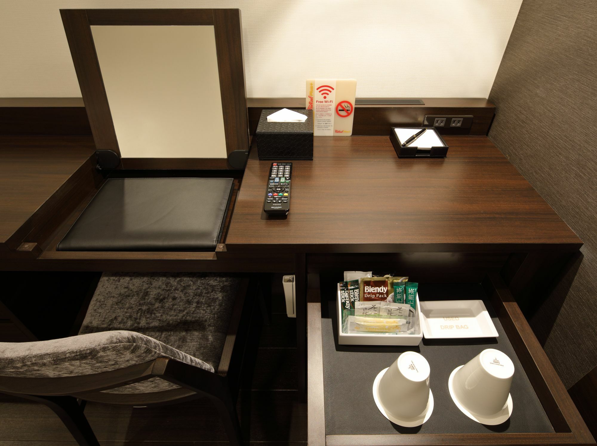 Red Roof Inn & Suites Osaka Namba Nipponbashi Exteriör bild